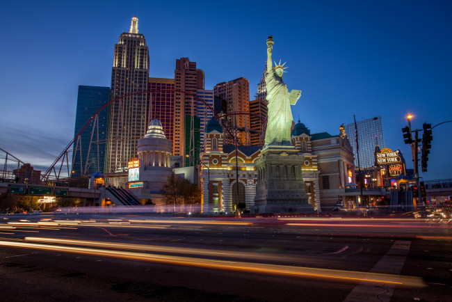 Обои картинки фото the big apple , vegas style, города, лас-вегас , сша, статуя, казино, ночь
