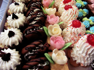 Картинка еда пирожные +кексы +печенье ассорти