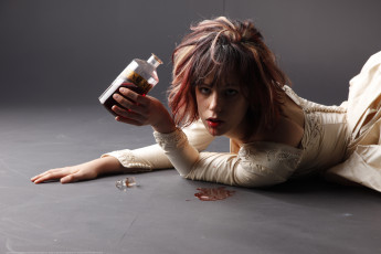 Картинка девушки -unsort+ рыжеволосые+и+другие девушка фон взгляд бутылка