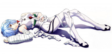 Картинка аниме evangelion бинты голубые волосы повязка на глаз neon genesis лежит ayanami rei белый фон комбинезон