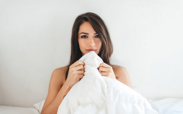 Картинка девушки -unsort+ брюнетки +шатенки michelle maturo шатенка улыбка лицо простыня