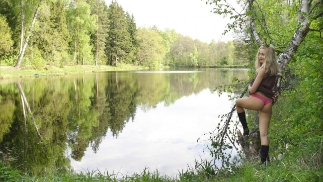 Обои картинки фото девушки, -unsort , блондинки, взгляд, девушка, lilya, фон