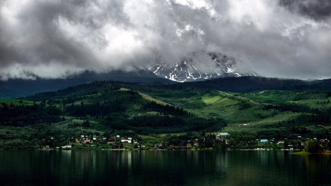 Обои картинки фото города, - пейзажи, река, горы, тучи
