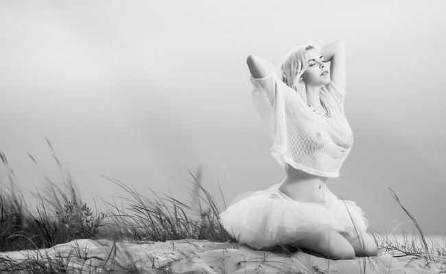 Обои картинки фото девушки, -unsort , Черно-белые обои, взгляд, лицо