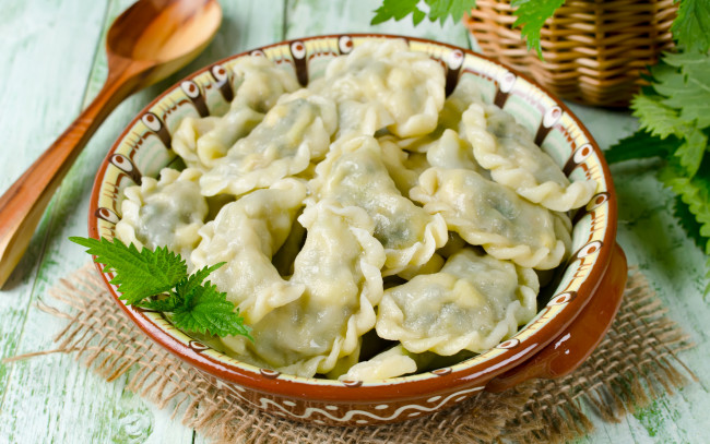 Обои картинки фото еда, пельмени,  манты,  вареники, вареники, на, тарелке, с, ложкой