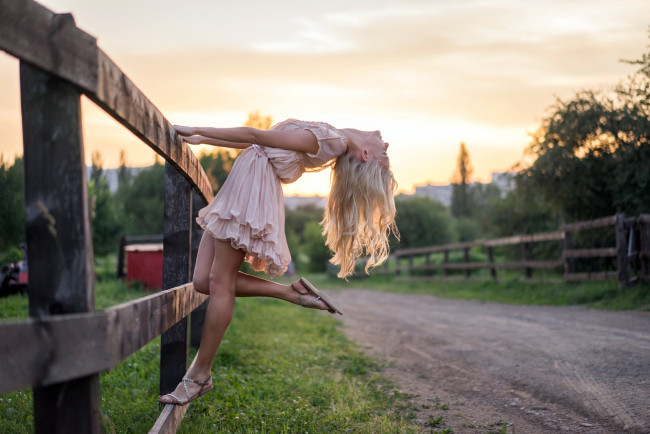 Обои картинки фото девушки, -unsort , блондинки, взгляд, девушка, фон