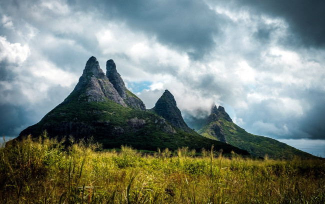 Обои картинки фото природа, горы, облака, трава