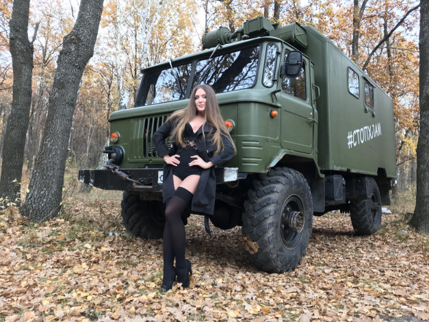 Обои картинки фото газ- 66, автомобили, -авто с девушками, газ-, 66, девушка, автомобиль, осень, лес, шишига