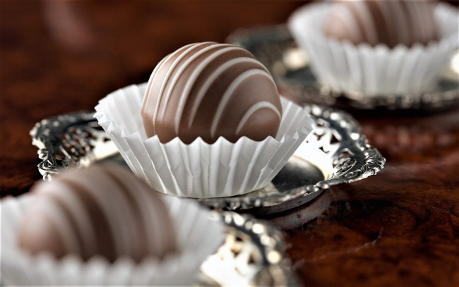 Обои картинки фото еда, конфеты,  шоколад,  сладости, тарелки