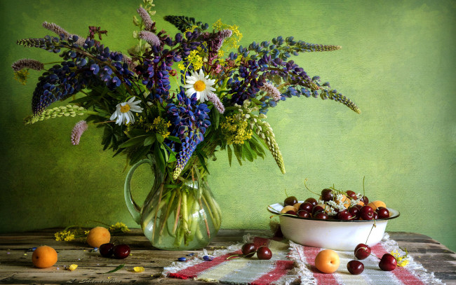 Обои картинки фото еда, фрукты,  ягоды, букет, люпин, абрикосы, вишни