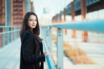 Картинка девушки -+брюнетки +шатенки шатенка пальто ограда