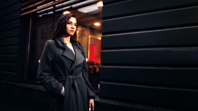 Обои картинки фото девушки, - брюнетки,  шатенки, шатенка, пальто, окно