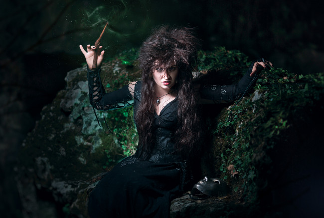 Обои картинки фото девушки, - креатив,  косплей, девушка, фон, взгляд, платье, палочка