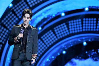 Картинка мужчины xiao+zhan актер пиджак микрофон сцена