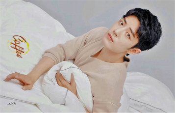 Картинка мужчины xiao+zhan актер свитер постель