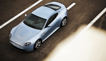 Картинка автомобили aston+martin голубой