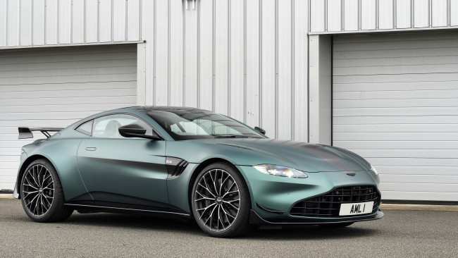 Обои картинки фото aston martin vantage f1 edition, автомобили, aston martin, зеленый, гаражи