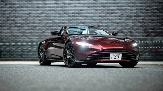 Обои картинки фото aston martin vantage roadster, автомобили, aston martin, вишневый, кабриолет