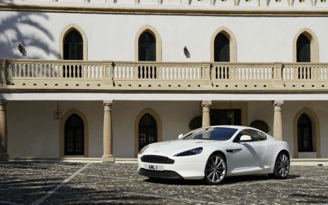 Обои картинки фото aston martin stratus, автомобили, aston martin, белый, здание