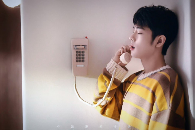 Обои картинки фото мужчины, xiao zhan, актер, свитер, телефон, стена