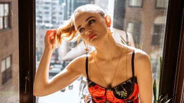 Картинка девушки joey+king блондинка платье окно