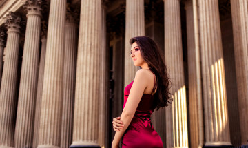 Картинка девушки -+брюнетки +шатенки шатенка платье здание колонны