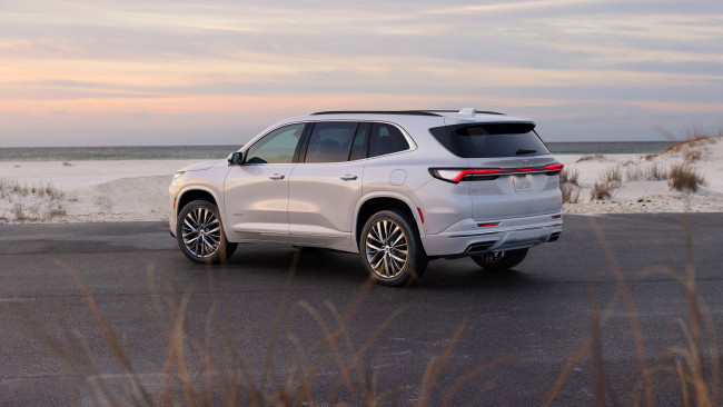 Обои картинки фото 2025 buick enclave avenir, автомобили, buick, enclave, avenir, вид, cзади, побережье, бьюик