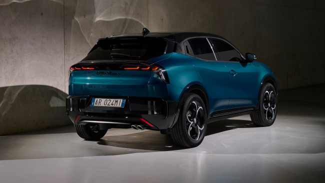 Обои картинки фото alfa romeo milano ibrida 2024, автомобили, alfa romeo, альфа, ромео, милано, ибрида, 2024, года, выпуска, вид, сзади, кроссовер