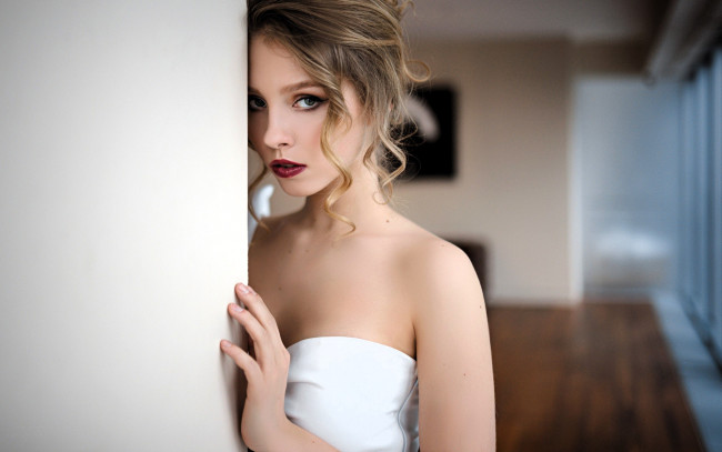 Обои картинки фото девушки, - лица,  портреты, блондинка, лицо, стена