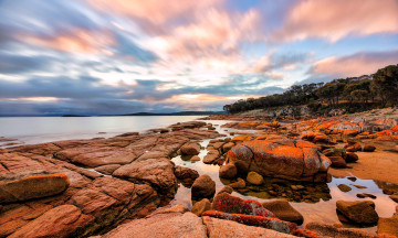 Картинка природа побережье небо облака озеро берег камни деревья