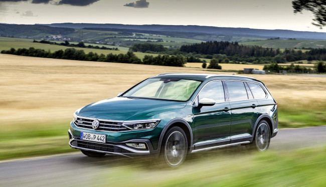 Обои картинки фото volkswagen passat, автомобили, volkswagen, голубой, скорость, дорога, поля, рощи
