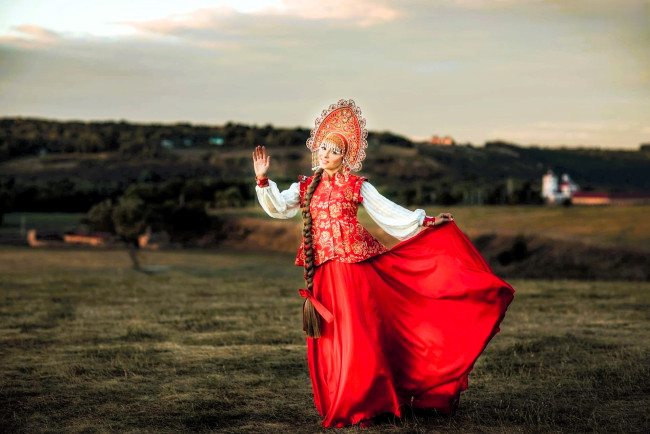 Обои картинки фото девушки, анна шаховская, образ, косплей, наряд, царевна, луга