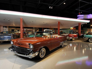 Картинка автомобили выставки уличные фото