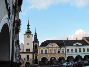 Картинка города здания дома костел автомобили