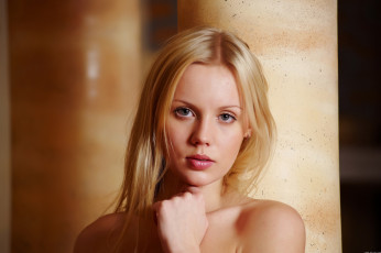 Картинка -Unsort+Лица+Портреты sandra девушки unsort лица портреты взгляд волосы сережки плечи колонны