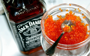Картинка еда икра вазочка бутылка виски ложка
