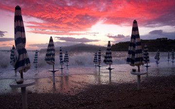 Картинка природа побережье океан пляж зонты прибой горы