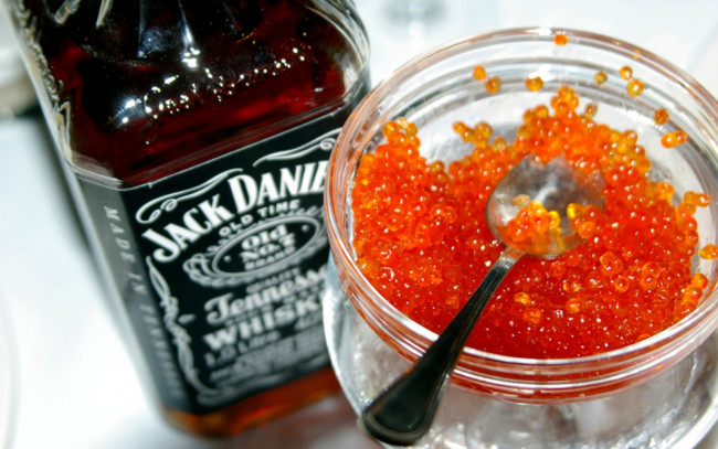 Обои картинки фото еда, икра, вазочка, бутылка, виски, ложка