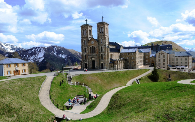 Обои картинки фото города, католические, соборы, костелы, аббатства, костел, горы, монастырь