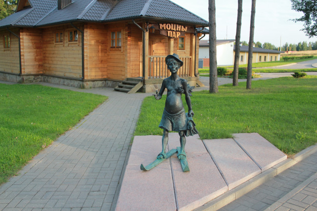 Обои картинки фото разное, рельефы, статуи, музейные, экспонаты, скульптура, баня, портфель, лыжи, веник