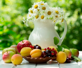 обоя еда, фрукты,  ягоды, плоды, яблоки, ягоды, абрикосы, красная, смородина, черешня, ромашки, цветы, кувшин, боке