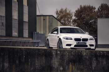 Картинка автомобили bmw m5 белый бмв white f10 небо деревья здания вид спереди