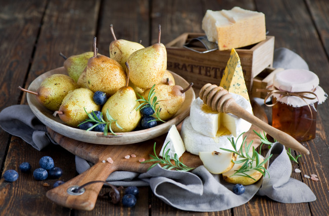 Обои картинки фото еда, разное, сыр, мёд, голубика, груши, ягоды