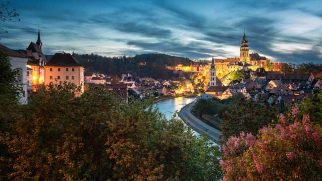 Обои картинки фото города, Чески-крумлов , Чехия, Чески-крумлов, город, река, огни, вечер, весна
