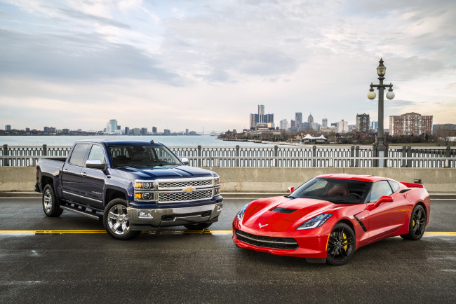 Обои картинки фото 2014 chevrolet corvette stingray and silverado 1500 crowned, автомобили, chevrolet, corvette, stingray, silverado, серый, красный, металлик