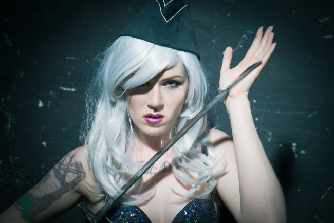 Обои картинки фото девушки, -unsort , девушки с оружием, меч, violet, пилотка, модель