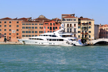 Картинка корабли Яхты арочный мостик здания