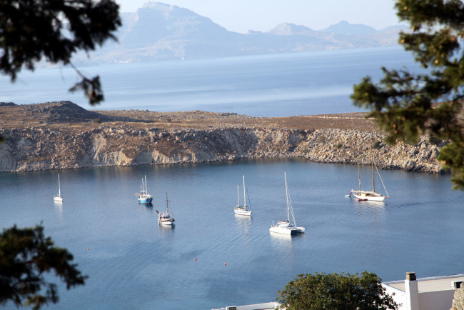 Обои картинки фото корабли, Яхты, залив, горы