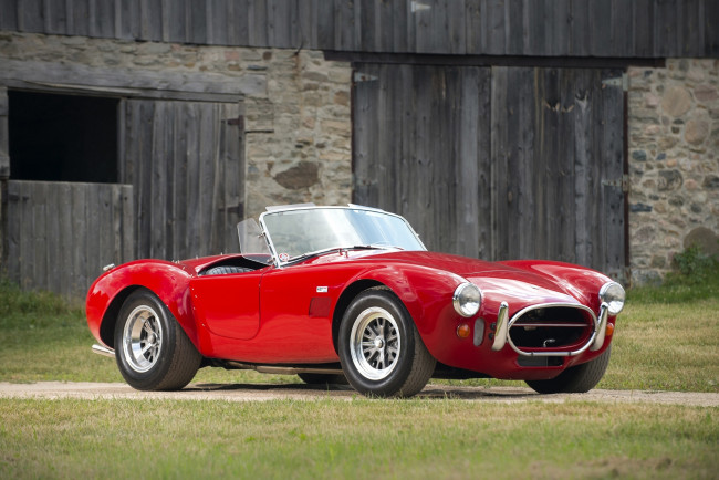 Обои картинки фото автомобили, ac cobra, shelby, сарай, трава, дорога, красный, автомобиль