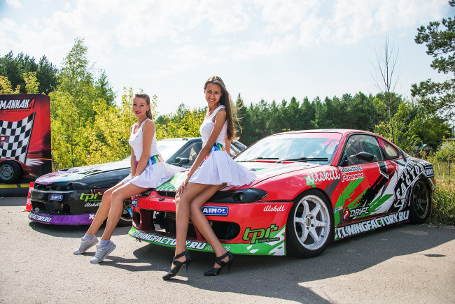 Обои картинки фото девушки и авто 1, автомобили, -авто с девушками, авто, девушки, гонки, красный